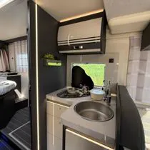 cucina del camper aperta