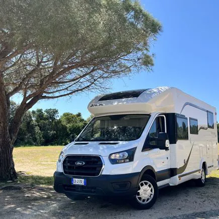Camper in mezzo al prato a noleggio
